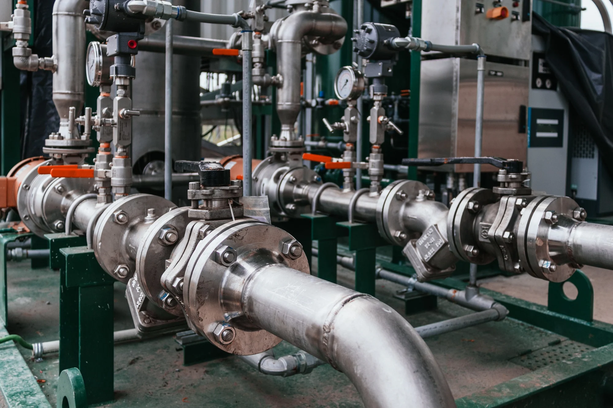 Válvulas e tubulação em ambiente industrial